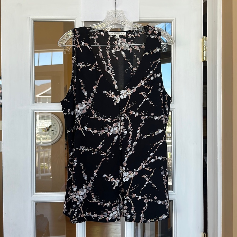 Daniel Rainn black sleeveless patterned blouse